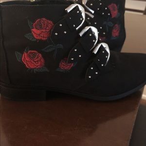 Black booties with Rose design
